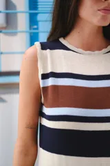 Vestido midi de punto sin mangas, con rayas horizontales en tonos azul marino, marrón, celeste y beige, y aberturas laterales en el bajo.