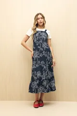 Vestido midi azul marino con estampado floral blanco, de tirantes finos y corte recto.