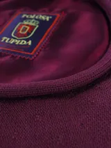 Boina de hilo tejida en color beige, con forro interior oscuro y etiqueta de la marca Tolosa.