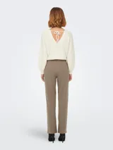 Pantalón recto color marrón, de tiro medio con trabillas para cinturón y cierre frontal con cremallera y gancho.