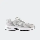 Championes urbanos New Balance modelo 530, con diseño retro inspirado en el running. Presentan una combinación de malla transpirable y superposiciones sintéticas en tonos gris claro y blanco, con la icónica letra N en los laterales y tecnología de amortiguación ABZORB en la entresuela.