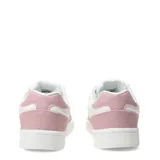 Championes urbanos Umbro modelo Milo, con diseño bicolor en blanco y rosado. Presentan una silueta clásica con perforaciones en la puntera para mayor ventilación y el logo de la marca aplicado en el lateral.