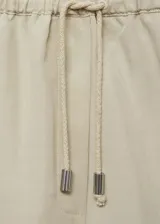 Short de corte wide leg con cintura elástica ajustable mediante lazo. Cuenta con dos bolsillos laterales y un diseño holgado.