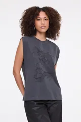 Musculosa de algodón color gris oscuro, con cuello redondo, hombros estructurados y estampa frontal de un dragón con bordado y aplicaciones de brillo.