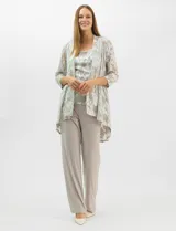 Conjunto de tres piezas compuesto por una musculosa de escote redondo, un cardigan abierto de mangas 3/4 y un pantalón de pierna ancha. La musculosa y el cardigan presentan un estampado abstracto con hilos metalizados, mientras que el pantalón es de color liso con cintura elástica.