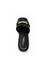 Sandalia plana Daniel Cassin modelo Poma, de color marrón con tiras cruzadas y un aplique metálico dorado en el centro. Presenta diseño de punta cuadrada.