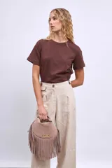 Remera de manga corta color marrón, con cuello redondo y corte recto.