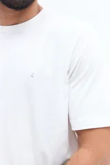 Remera básica de hombre con cuello redondo y mangas cortas, confeccionada en algodón. Presenta un pequeño logo bordado en el pecho.