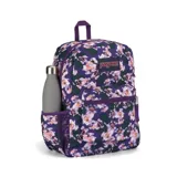 Mochila Jansport Cross Town de 26 litros, con estampado de flores en tonos violeta, rosa y verde sobre fondo morado. Cuenta con un compartimento principal con cierre, un bolsillo frontal con cierre, un bolsillo lateral de malla y correas acolchadas ajustables.