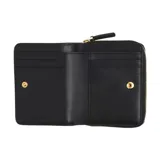 Billetera compacta Marc Jacobs de cuero negro, con cierre perimetral y broche a presión. El interior cuenta con múltiples ranuras para tarjetas y compartimentos para documentos, con herrajes dorados.