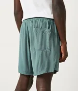 Short de viscosa color verde militar, con cintura elástica, cordón de ajuste y bolsillos laterales y traseros.