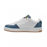 Championes Puma Court Classic de diseño urbano, color blanco con detalles en negro en la lengüeta y el talón. Presenta logo Puma en dorado en el lateral y la lengüeta, ojales superiores metálicos dorados y suela de goma color caramelo.