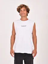 Musculosa negra de corte recto, sin mangas y con cuello redondo. Presenta un estampado frontal en blanco con texto en tipografía estilo retro.