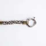 Gargantilla de cadena de eslabones tipo bizantino en plata 925, con detalles de apliques en oro y cierre marinero frontal.