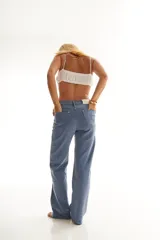 Pantalón de jean azul con corte recto y diseño de paneles en la parte inferior de la pierna.