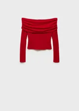 Blusa roja con hombros descubiertos y mangas largas con fruncido en el escote.