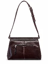 Cartera de hombro de cuero vacuno en tono marrón, con solapa frontal y base con textura símil cocodrilo, pespuntes blancos y correa regulable.
