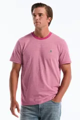 Remera rosada de manga corta con patrón de rayas finas en tejido jacquard y cuello redondo liso. Presenta el logo de la marca bordado en el pecho.