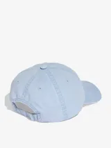 Gorra de béisbol Adidas con efecto lavado, confeccionada en sarga de algodón color celeste. Presenta el logo del trébol bordado en el frente y cierre ajustable con anillos en D en la parte posterior.