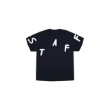 Remera negra de manga corta con estampado en blanco de la palabra 'STAFF' distribuida de manera irregular en el pecho y las mangas.