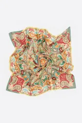 Pañuelo cuadrado confeccionado en poliéster reciclado, con diseño estampado tipo paisley y floral en tonos multicolor.