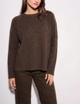 Sweater de tejido de punto color bordó, con cuello redondo, mangas largas y puños acanalados. Presenta un diseño de corte recto y textura suave.