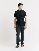 Pantalón de vestir marrón, de corte recto, con bolsillos laterales y traseros. Se ajusta a la cintura con cinturón de cuero marrón.