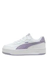 Championes de plataforma Puma modelo Court Lally Skye, color blanco con detalles en lila en la franja lateral, lengüeta y suela.