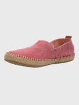 Alpargatas Hush Puppies de estilo slip-on, color bordó con textura de tejido de algodón. Presenta una suela de yute trenzado con costuras decorativas y una etiqueta lateral de la marca.