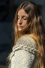 Sweater tejido a crochet color crudo, de lana merino, con cuello alto acanalado y trenza 3D simétrica en relieve en frente y espalda.