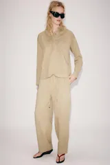 Pantalón balloon de tiro alto confeccionado en algodón, con cintura elástica ajustable mediante cordones tono sobre tono y bolsillos en el delantero.