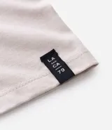 Remera básica de hombre con corte comfort, cuello redondo y manga corta. Confeccionada en tejido de media malla con textura acanalada.