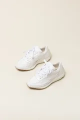 Championes plateados con cordones blancos y suela blanca.