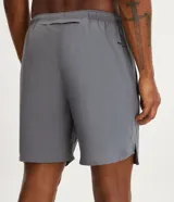 Bermuda deportiva masculina de tejido plano, con cintura elástica y cordón de ajuste. Presenta bolsillos laterales, recortes laterales texturizados, aberturas en el ruedo y un bolsillo con cierre en la parte trasera.