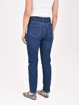 Pantalón jean de tiro alto, corte recto y color azul oscuro.