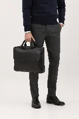Portafolio de cuero color negro, de diseño clásico y funcional, con solapa frontal, asas superiores y compartimento principal.