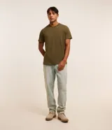 Remera básica de corte regular para hombre, color verde militar, con mangas cortas y cuello redondo.