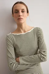 Remera de manga larga con diseño de rayas horizontales en color verde y crudo, con escote bote y ajuste clásico al cuerpo.