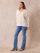 Camisa verde militar de algodón, marca Robert Louis. Tiene cuello con solapa, abertura central con botones, bolsillo aplicado en el frente y mangas largas regulables con presilla y botón.