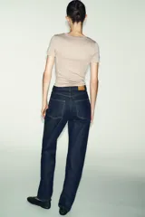 Camiseta de cuello redondo y manga corta, con corte regular fit.