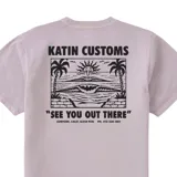 Remera violeta de manga corta con cuello redondo y estampado en el pecho con el logo de la marca Katin Customs.