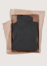 Jersey gris oscuro de cuello alto y manga larga, con diseño de punto suave y corte recto.