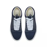 Championes Vans modelo Old Skool, de color azul marino con la icónica franja lateral en gris. Presentan cordones blancos, suela de goma blanca con la característica textura waffle y costuras reforzadas en contraste.