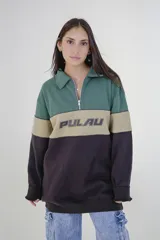 Buzo de cuello polo con cierre de cremallera, color verde, beige y negro, con logo 'Pulau' estampado en el pecho.