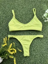 Conjunto de bikini color lima con textura acanalada. El top es de estilo deportivo con escote redondeado y la bombacha es de corte colaless.