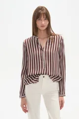 Blusa de viscosa con estampado de rayas verticales en tonos marrón y blanco, cuello mao y cierre frontal parcial con botones.