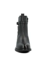 Bota baja de cuero color negro, con caña media, puntera redonda, elástico lateral y tira decorativa con hebilla metálica.