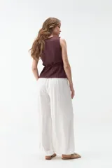 Pantalón babucha color marrón, de corte amplio y fluido, con cintura elástica y botamangas ajustadas.