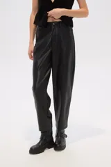 Pantalon de eco-cuero negro de calce medio, con diseño de corte recto y acabado brillante.