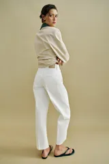 Jeans Z1975 de tiro medio, pernera holgada tipo barrel que se estrecha hacia el tobillo, color blanco, con diseño de cinco bolsillos y raya planchada delantera. Cierre frontal con cremallera y botón metálico.